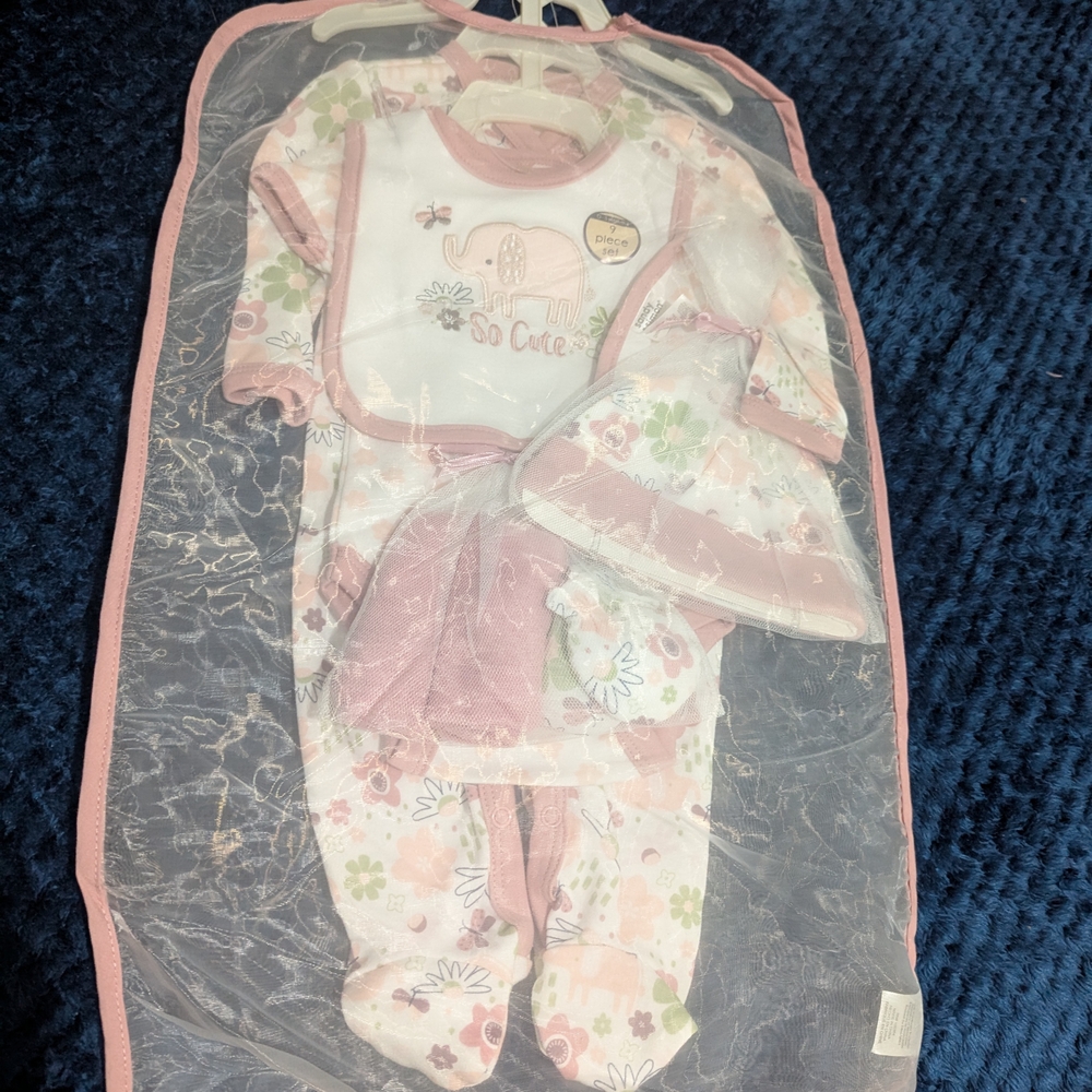 Adorable Baby Outfit Set with Hat and Mittens